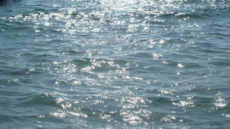 Wellen,-Sonnenreflexion-Auf-Dem-Wasser,-Abstraktes-Blau,-Frankreich